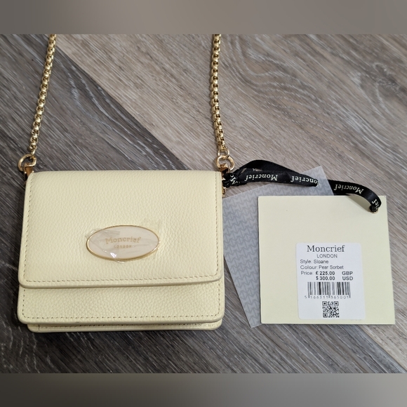 Moncrief London Handbags - NWT•Moncrief London Italian Leather "Sloane"Crossbody Coin/ID Pouch•Bridal Ivory